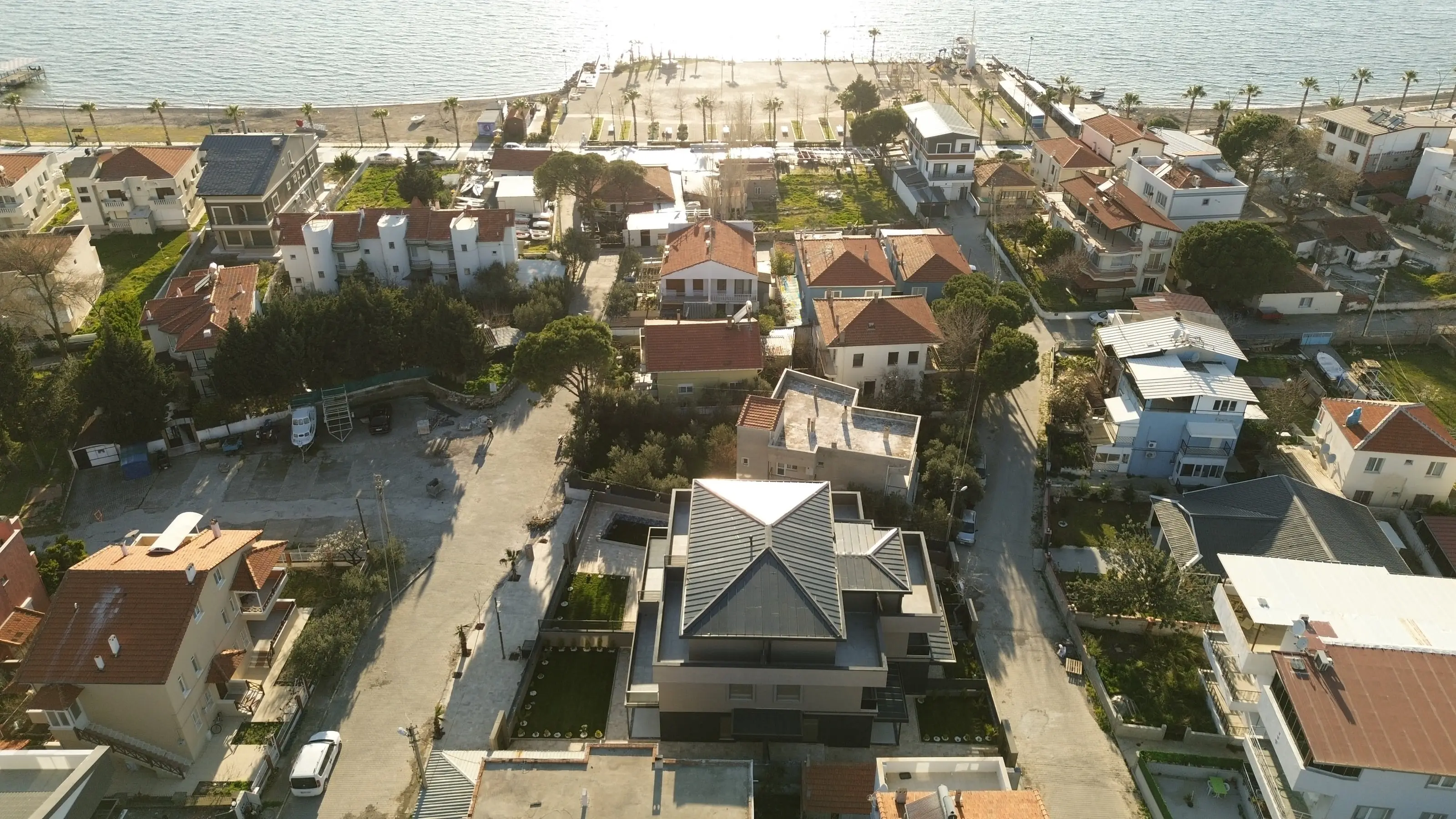 Yenişakran villalarının denize yakınlığını gösteren havadan çekim